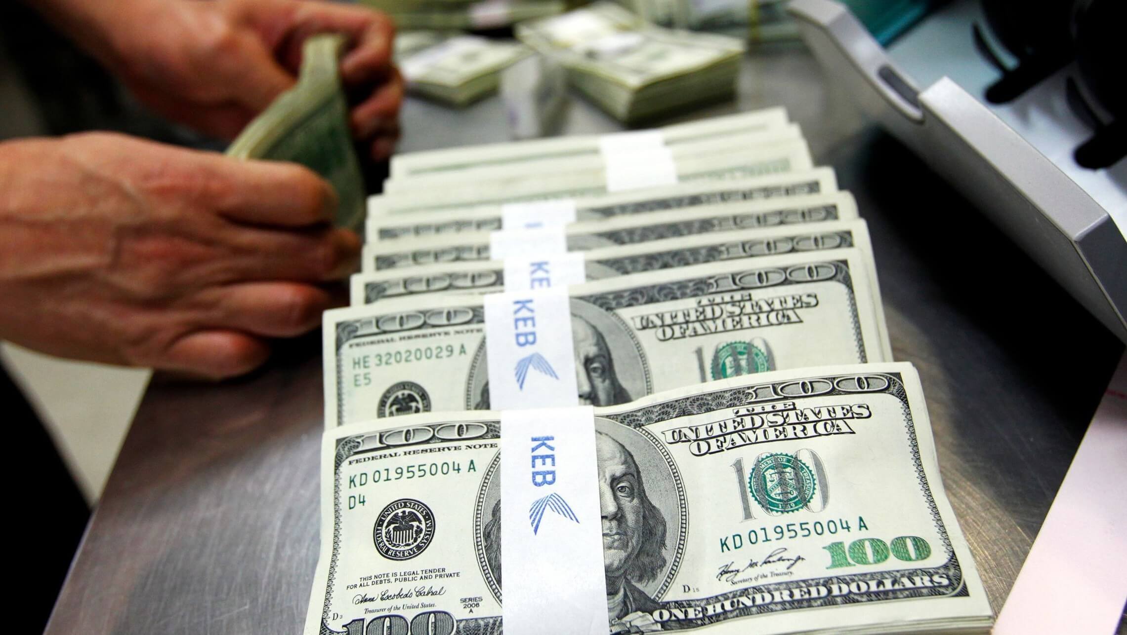 Чомув Україні зростає курс долара та чого очікувати